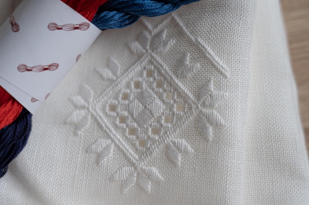 haft na tle tkaniny